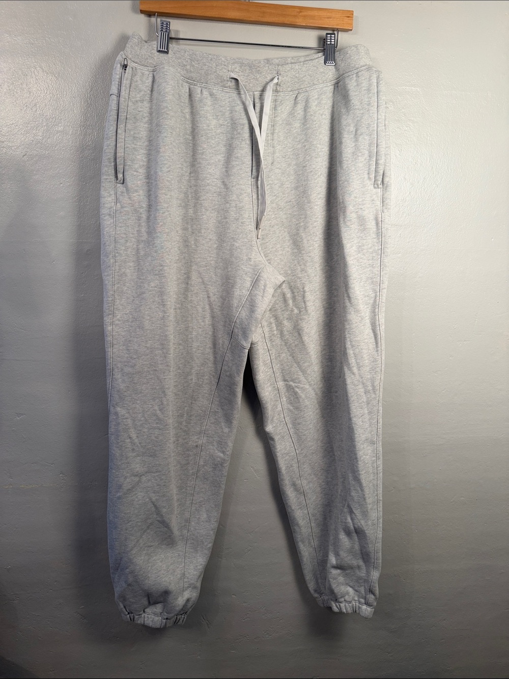 Lululemon Men's Light Gray Jogger Sweatpants - Casual Comfort Size Large